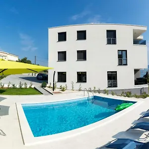 Petra's Place - Sea View Apartment